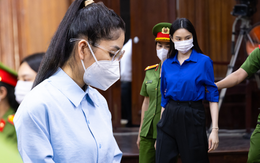 Tiếp tục xét xử vụ kẹo Kera: Hằng Du Mục và Quang Linh Vlogs lộ rõ vẻ mệt mỏi