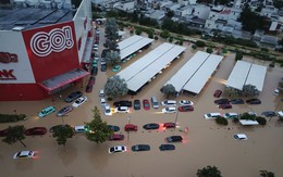 Sáng 20/11, lũ lịch sử đang xảy ra, hàng vạn người dân mắc kẹt trên mái nhà cầu cứu khắp nơi