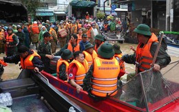 Ngày thứ 2 ngập lụt dâng cao nhiều tỉnh thành: Tổng lực cứu dân, chống đói, rét