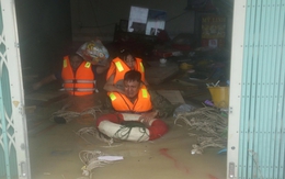 Cập nhật: Lũ trên sông Ba vượt mốc lịch sử; Giải cứu 33 người trong xe khách bị lũ cuốn trôi trên QL1