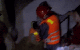 Dùng thân chuối kết thành bè, cứu 9 người dân ở "rốn lũ" Khánh Hòa trong đêm