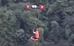 Nghẹt thở cảnh dùng drone cứu người mắc kẹt trên ốc đảo giữa bốn bề lũ dữ