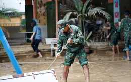 Nhà cửa ngập bùn, trường học tan hoang sau mưa lũ kinh hoàng: Gần 200 chiến sĩ giúp người dân Nha Trang ổn định cuộc sống
