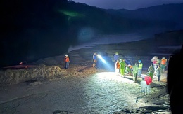 Thành viên cứu hộ bật khóc khi tìm thấy thi thể tài xế xe đầu kéo bị lũ cuốn trôi ở Quảng Trị