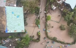 Hai trực thăng của Trung đoàn Không quân 917 thả hàng cứu trợ vùng lũ