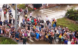 Trực thăng cứu trợ xã Hòa Mỹ, hàng trăm người dân mừng rỡ