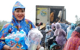 Rơi nước mắt nơi rốn lũ Hoà Thịnh: Người dân xếp hàng dài chờ nhận đồ từ thiện, chỉ mong xin được vài bộ quần áo khô để mặc qua ngày