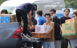 Hình ảnh đông đảo người dân TPHCM tranh thủ quyên góp vật phẩm trước giờ ngừng tiếp nhận