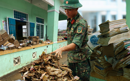 Xót xa cảnh tượng ở một trường tiểu học sau cơn lũ