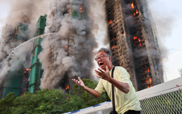 Câu chuyện xé lòng đằng sau bức ảnh người đàn ông tuyệt vọng gục ngã trước những toà nhà đang cháy ở Hong Kong