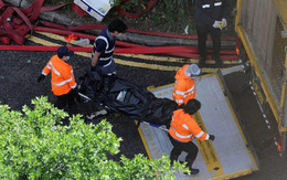 Xót xa cảnh đưa cả trăm thi thể khỏi chung cư cháy rụi ở Hong Kong