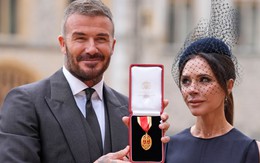 Ảnh nét căng: David Beckham chính thức nhận phong tước Hiệp sĩ, bật khóc vì tự hào còn con cả bất hiếu vẫn vắng mặt