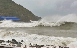 Rùng mình sóng biển gần chục mét ở Gia Lai, Đắk Lắk trước khi bão Kalmaegi đổ bộ