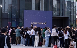 Siêu sự kiện giáng sinh của Louis Vuitton: Trước giờ G, fan Vbiz vây kín vị trí đắc địa