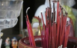 3 kiêng kị khi thắp hương cuối năm