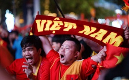 Cổ động viên đốt pháo hoa ăn mừng U22 Việt Nam gỡ hoà 2-2 U22 Thái Lan