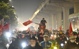 Việt Nam vô địch: Đường phố vui như Tết rồi nè!