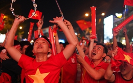 Cảnh tượng lâu rồi mới thấy trên phố đi bộ Nguyễn Huệ!