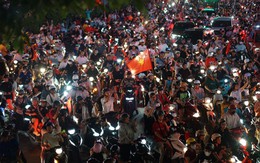 Việt Nam vô địch: Đường phố vui như Tết rồi nè!