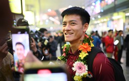 U22 Việt Nam sáng rực cả sân bay Nội Bài trong ngày mang HCV SEA Games về nước