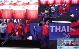 Khoảnh khắc đặc biệt nhất ngày hôm nay: Tuyển thủ Việt Nam nâng ghế ăn mừng Huy chương Vàng SEA Games