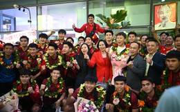 U22 Việt Nam sáng rực cả sân bay Nội Bài trong ngày mang HCV SEA Games về nước