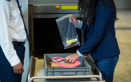 Cảnh báo khẩn cho ai còn để điện thoại lên khay soi an ninh sân bay