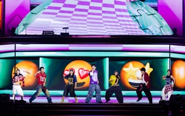 Bùng nổ sân khấu WeYoung 2025 với loạt trend hot nhất TikTok: Jaysonlei ghi điểm, nhạc cứ lên là “quẩy”