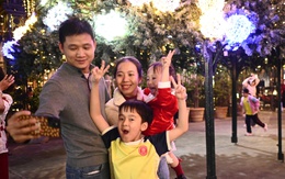 Hà Nội: Đường phố kẹt cứng, người dân đổ xô đi đón Giáng Sinh