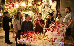 Hà Nội: Đường phố kẹt cứng, người dân đổ xô đi đón Giáng Sinh