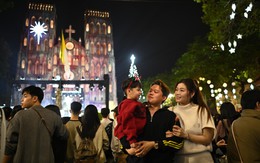 "Biển người" ùn ùn đổ về Nhà thờ Lớn Hà Nội và Nhà thờ Đức Bà TPHCM trong đêm Giáng sinh