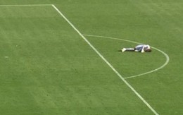 Thủ môn bất ngờ đổ gục ngay trên sân khiến cả khán đài "nín thở" lo sợ