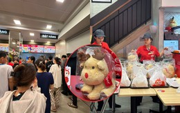 Giới trẻ TP.HCM chầu chực xếp hàng cả tiếng đồng hồ chỉ vì Jollibee