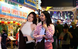 Đêm 31/12: Khách Tây tưng bừng đón năm mới tại TP.HCM, giới trẻ đổ xô đến xem pháo hoa ở view triệu đô bên bờ sông Sài Gòn