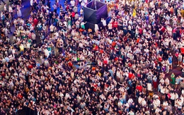 Chưa tới giao thừa mà không khí đã cỡ này: Hồ Gươm lung linh ánh sáng, phố Tây Bùi Viện "full bàn"