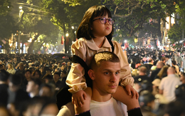 Hình ảnh gây choáng tại Hồ Gươm dù mới 21h ngày cuối năm