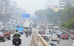 Hà Nội chìm trong sương mù và bụi mịn, nhiều người tham gia giao thông phải bật đèn xe giữa ban ngày vì tầm nhìn hạn chế