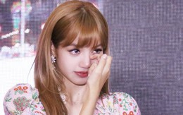 Sốc: Lisa (BLACKPINK) hoảng loạn vì bị kẻ lạ rình rập, lao vào xe giữ chân chắn cửa để làm chuyện kinh khủng này