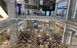 Một TTTM chung chủ với Vạn Hạnh Mall cũng bất ngờ lắp đặt tấm lưới bảo vệ, thu hút sự chú ý của đông đảo dân tình