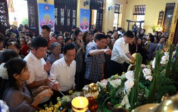 Hà Nội: Hàng nghìn người dân đổ về chùa Quán Sứ, tận tay thực hiện nghi lễ "tắm Phật" linh thiêng