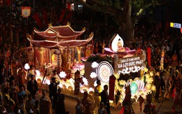 Hà Nội: Đoàn cung rước Xá Lợi Đức Phật trang nghiêm di chuyển dọc các tuyến phố khu vực Hoàn Kiếm