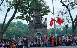 Hồ Hoàn Kiếm ngay lúc này: Người dân xếp hàng 2 bên đường chờ chiêm bái xá lợi Đức Phật