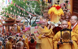 Hà Nội: Cận cảnh Xá lợi Đức Phật được cung rước về chùa Quán Sứ, hàng nghìn người dân xếp hàng hai bên đường