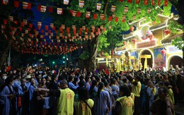 Ngay từ 3h sáng, hàng nghìn người Hà Nội đã xếp hàng dọc cả con phố chờ vào chùa Quán Sứ