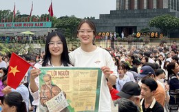 Du khách mọi miền đổ về viếng Lăng Bác đúng ngày 19/5, giới trẻ tự hào cầm trên tay hình ảnh của Người