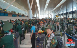 Cảnh tượng hiếm có ở sân bay Tân Sơn Nhất: Một màu xanh đồng loạt khiến ai cũng ngoái nhìn!
