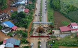 Hiện trường tìm kiếm người đi xe máy lao xuống 'hố tử thần' sâu 10m ở Bắc Kạn