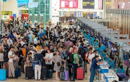 Gần 220.000 người đổ về sân bay Nội Bài, Tân Sơn Nhất hôm nay