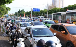 Buổi chiều của ngày nghỉ lễ cuối cùng và đây là cảnh tượng trên đường phố Hà Nội
