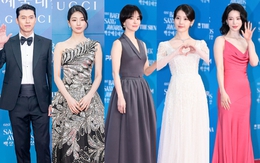 Siêu thảm đỏ Baeksang 2025: Song Hye Kyo xuống tóc lên đồ "chặt chém" lấn át cả IU - Suzy, Hyun Bin - Byeon Woo Seok hóa hoàng tử dẫn đầu dàn nam thần